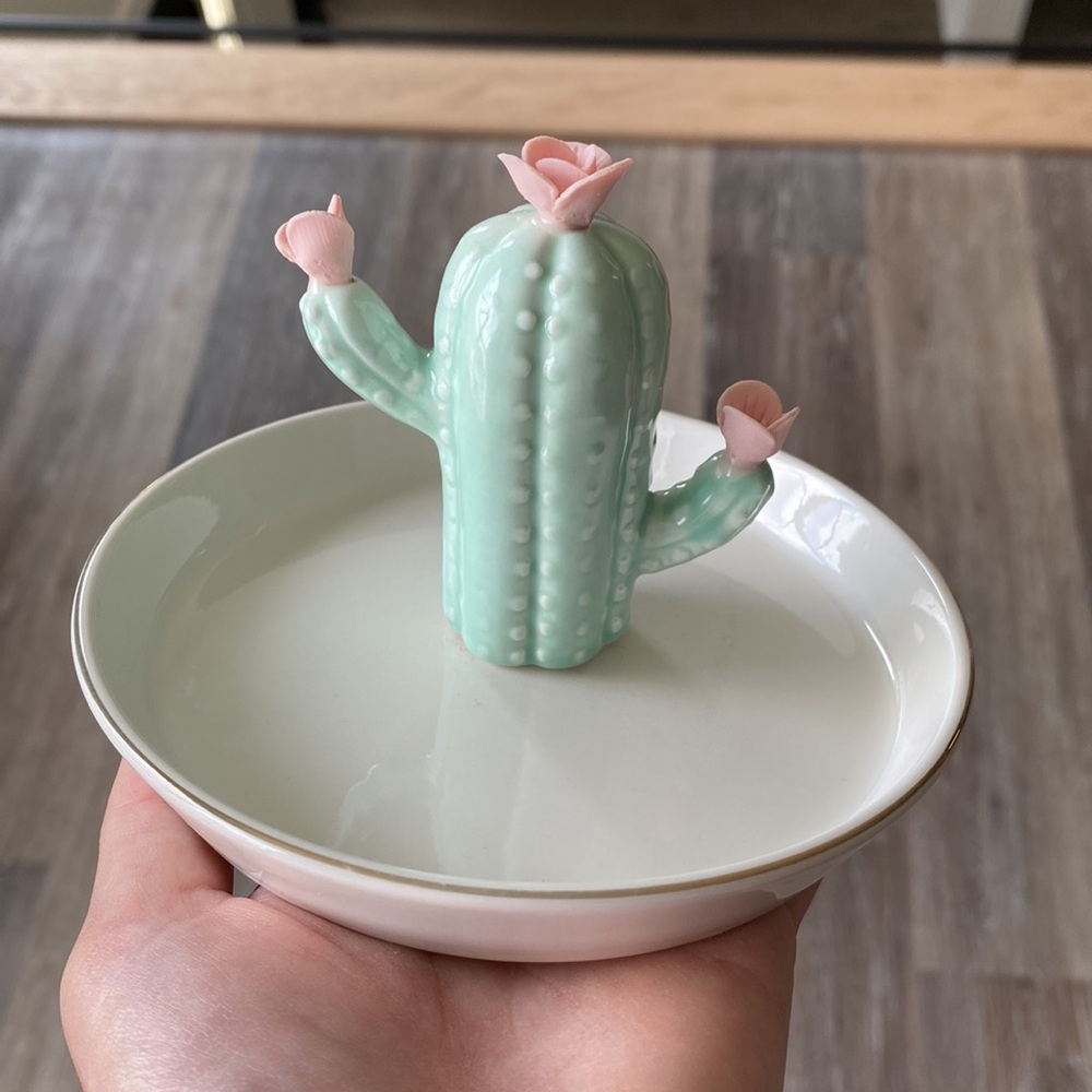 WANYA Cactus Ceramic Ring Holder/Dish Organizer